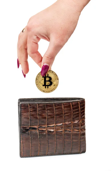 Рука Женщины Кладет Золотую Монету Кошелек Биткойна Белом Фоне — стоковое фото