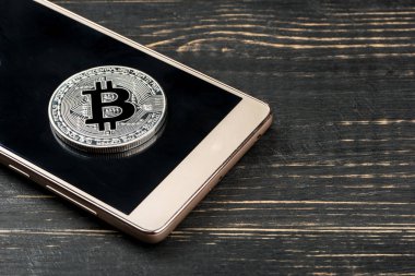 Gümüş sikke bitcoin tablo ile akıllı telefon parçası