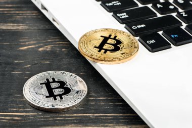 Altın ve gümüş sikke bitcoin dizüstü closeup tablo üzerinde