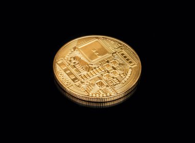 Siyah zemin üzerine altın sikke bitcoin arka yüzü