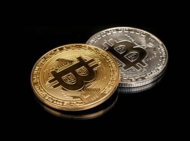 Siyah zemin üzerine altın ve gümüş bitcoin sikke