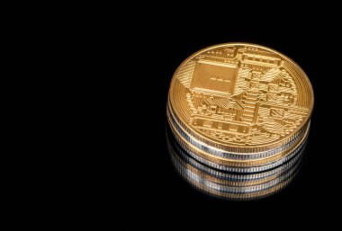 Bitcoin siyah zemin üzerine altın ve gümüş sikke yığını