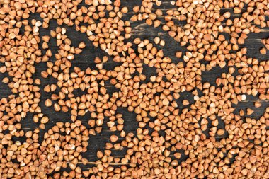 Dağınık çiğ taneleri buğday ahşap zemin, üstten görünüm