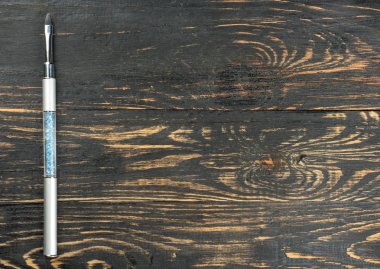 Boş bir ahşap zemin üzerine çivi uzantıları için fırça