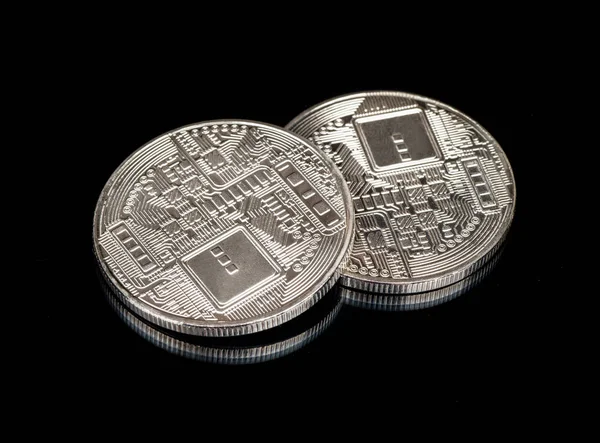 Tyłu Dwie Monety Srebrne Bitcoin Czarnym Tle — Zdjęcie stockowe