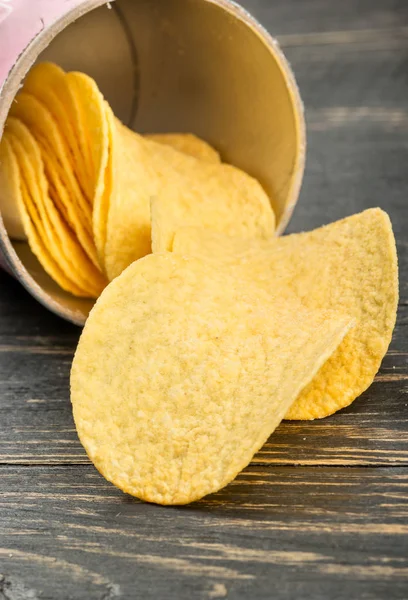 Verspreide Potato Chips Uit Een Kartonnen Doos Tafel — Stockfoto