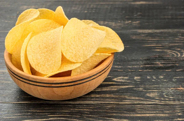 Patatas Fritas Tazón Sobre Fondo Madera —  Fotos de Stock