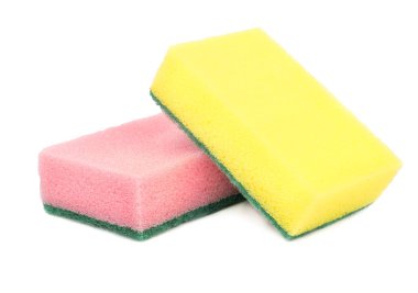 Beyaz zemin üzerine pembe ve sarı bulaşık yıkama sünger