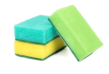 Beyaz arka plan üzerinde bulaşık için üç renkli süngerler