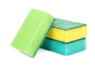 Beyaz arka plan üzerinde bulaşık için üç renkli süngerler