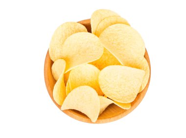 Patates cipsi ahşap kase beyaz arka planda, üstten görünüm