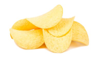 Beyaz arka planda lezzetli patates cipsi.