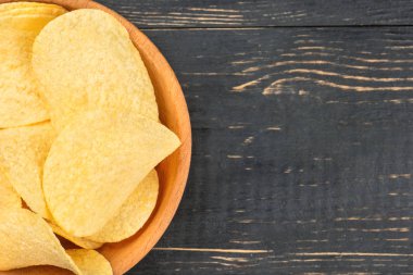 Patates cipsi boş ahşap zemin üzerine bir kase parçası