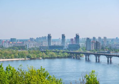 Güzel bahar manzara Paton köprüden Dinyeper, Kiev, Ukrayna