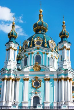 St Andrew's Kilisesi gökyüzüne Kiev karşı. Ukrayna