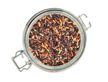 Beyaz arka planda, üstten görünüm açık cam kavanoza ham yabani pirinç