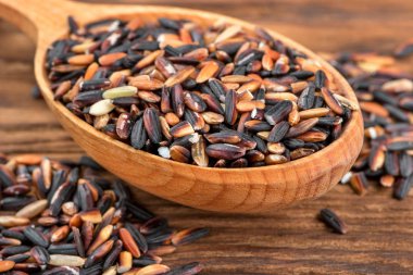 Ham siyah pirinç tablo yakın çekim üzerine kaşıkla