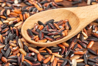 Masanın üzerinde bir küçük kaşık yakın çekim ham yabani pirinç