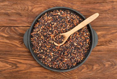 Siyah pirinç kaşığı en iyi manzaralı bir tavada