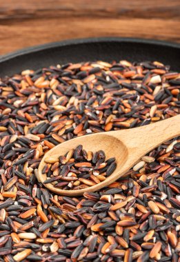 Bir tavada kaşık closeup ile vahşi siyah pirinç