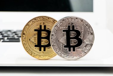 Bitcoin laptop yakın çekim üzerinde gümüş ve altın sikke