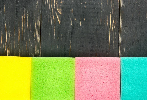 木製の背景 上面に皿洗いの 色のスポンジ — ストック写真