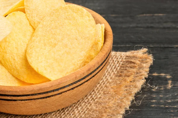 Cuenco Con Papas Fritas Arpillera Sobre Una Mesa Oscura Primer — Foto de Stock