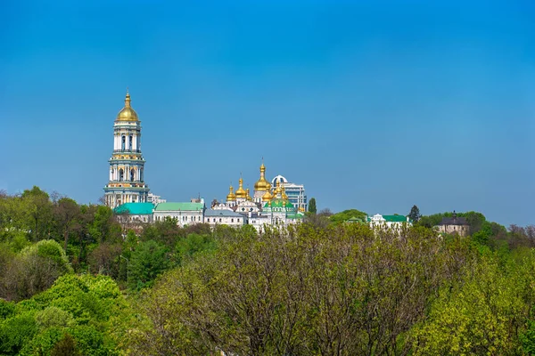 Yatay, yeşil ağaçlar ve Kiev Pechersk Lavra belltower. Ukrayna