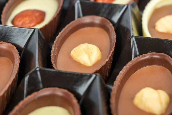 Шоколадки Орехами Коробке Крупным Планом — стоковое фото