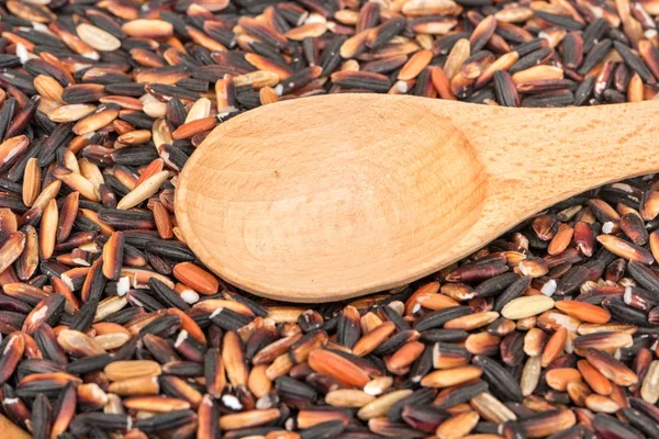 Tahta kaşık yakın çekim ile ham siyah pirinç