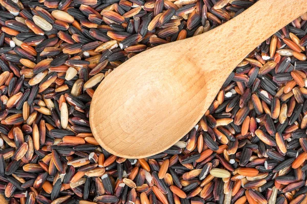 Tahta kaşık yakın çekim, en iyi manzaralı çiğ siyah pirinç