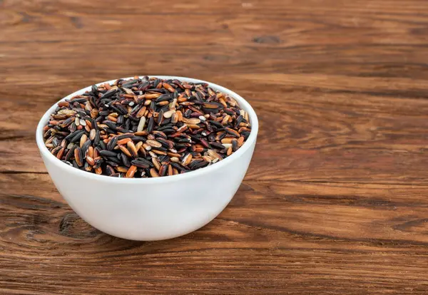 Arroz Selvagem Preto Tigela Branca Mesa — Fotografia de Stock