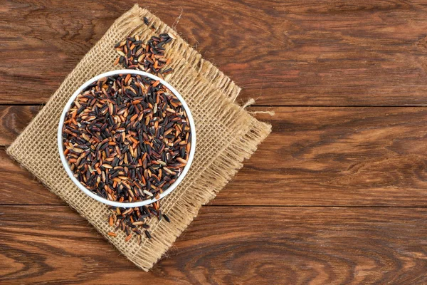 Arroz Salvaje Negro Crudo Tazón Sobre Una Arpillera Sobre Fondo — Foto de Stock