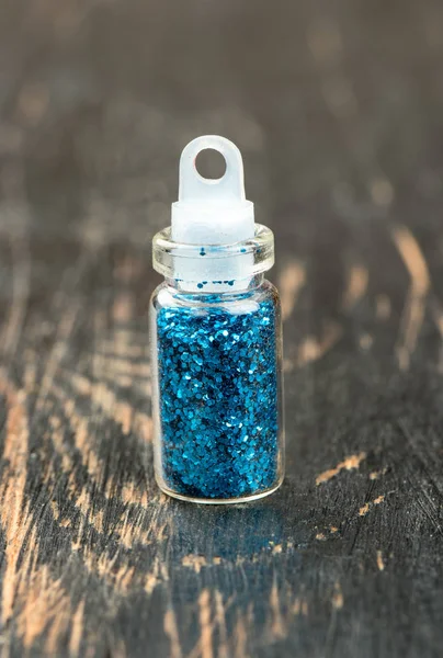 Brillantini Blu Una Piccola Bottiglia Trucco Sfondo Legno — Foto Stock