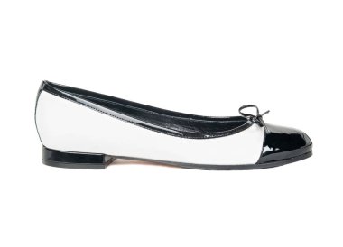 Beyaz arka plan üzerinde izole beyaz siyah kadın ayakkabı