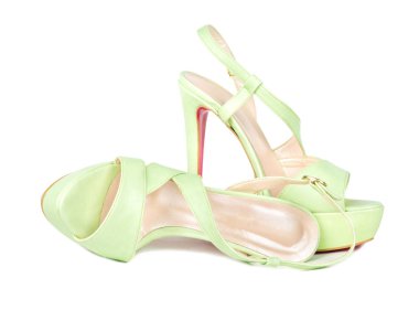 Beyaz arka plan üzerinde yüksek topuklu deri yeşil bayan sandalet