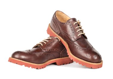 Beyaz arka plan üzerinde izole erkek kahverengi deri ayakkabı