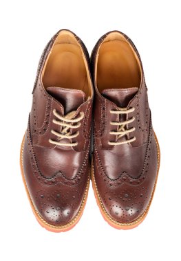 Beyaz arka plan üzerinde üstten görünüm izole erkek kahverengi deri ayakkabı