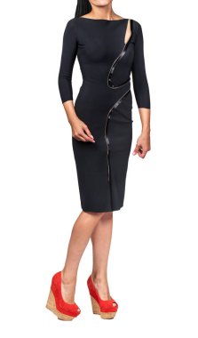 Beyaz arka planda siyah elbiseli ince model