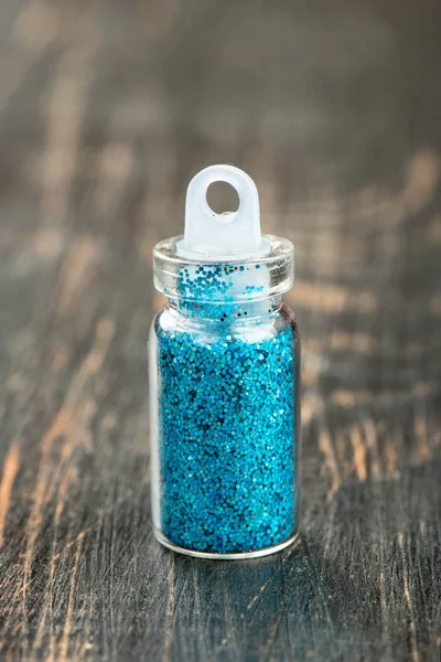 Glitter Una Piccola Bottiglia Trucco Tavolo Scuro — Foto Stock