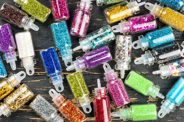 Glitter makyaj, üstten görünüm ile pek çok dağınık şişeler
