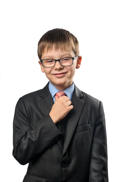 微笑的小学生伸直他的领带对白色背景 — 图库照片