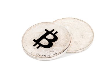Beyaz bir arka plan üzerinde iki adet gümüş sikke bitcoin