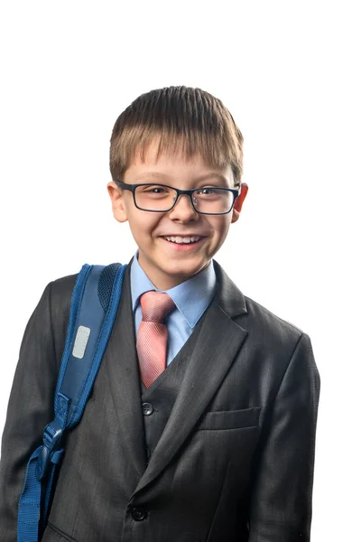 Skrattande Skolpojke Bär Glasögon Med Ryggsäck Vit Bakgrund — Stockfoto