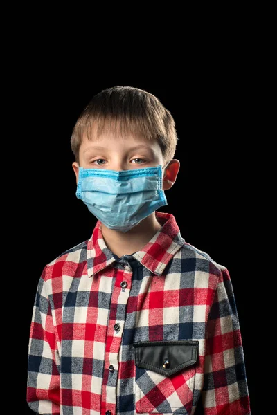 Zieke Jongen Een Medische Masker Een Zwarte Achtergrond — Stockfoto