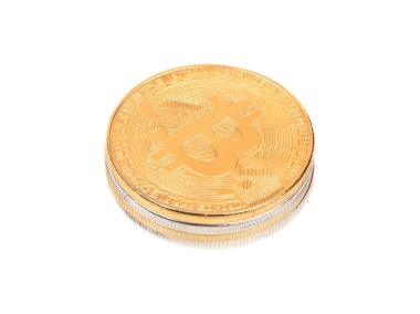 Beyaz zemin üzerine altın ve gümüş bitcoins yığını