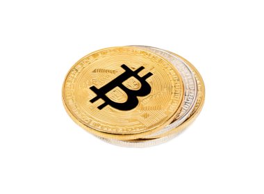 Beyaz zemin üzerine altın ve gümüş bitcoins yığını