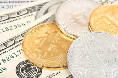Altın ve gümüş sikke bitcoin dolar ile yakın çekim