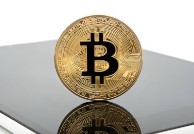 Altın bitcoin sikke tablet üzerinde Kapat