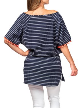 Genç kız çizgili bir tunik, beyaz bir arka plan üzerinde model.